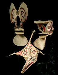 Máscaras de Bainings, New Britain (madeira e pele esticada)